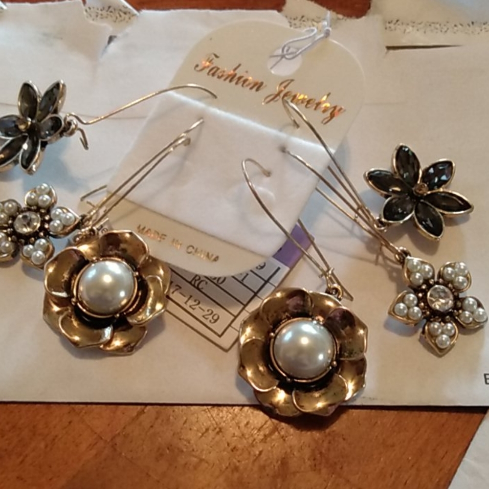 3 pairs of dangling earrings